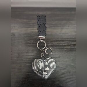🌺 Lot B/D Tim Burton Corpse Bride Black Heart Keychain with Gothic Design